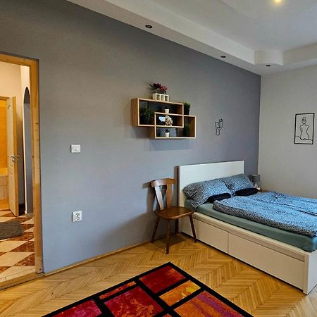 Lovely Central Apartment With Free Parking, Koezponthoz Koezeli 3 Szobas Lakas Gyor Exterior photo