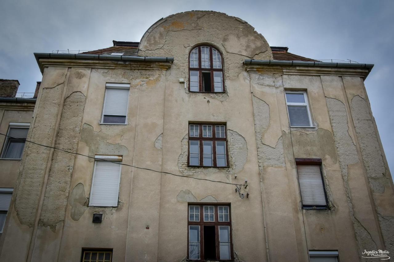 Lovely Central Apartment With Free Parking, Koezponthoz Koezeli 3 Szobas Lakas Gyor Exterior photo