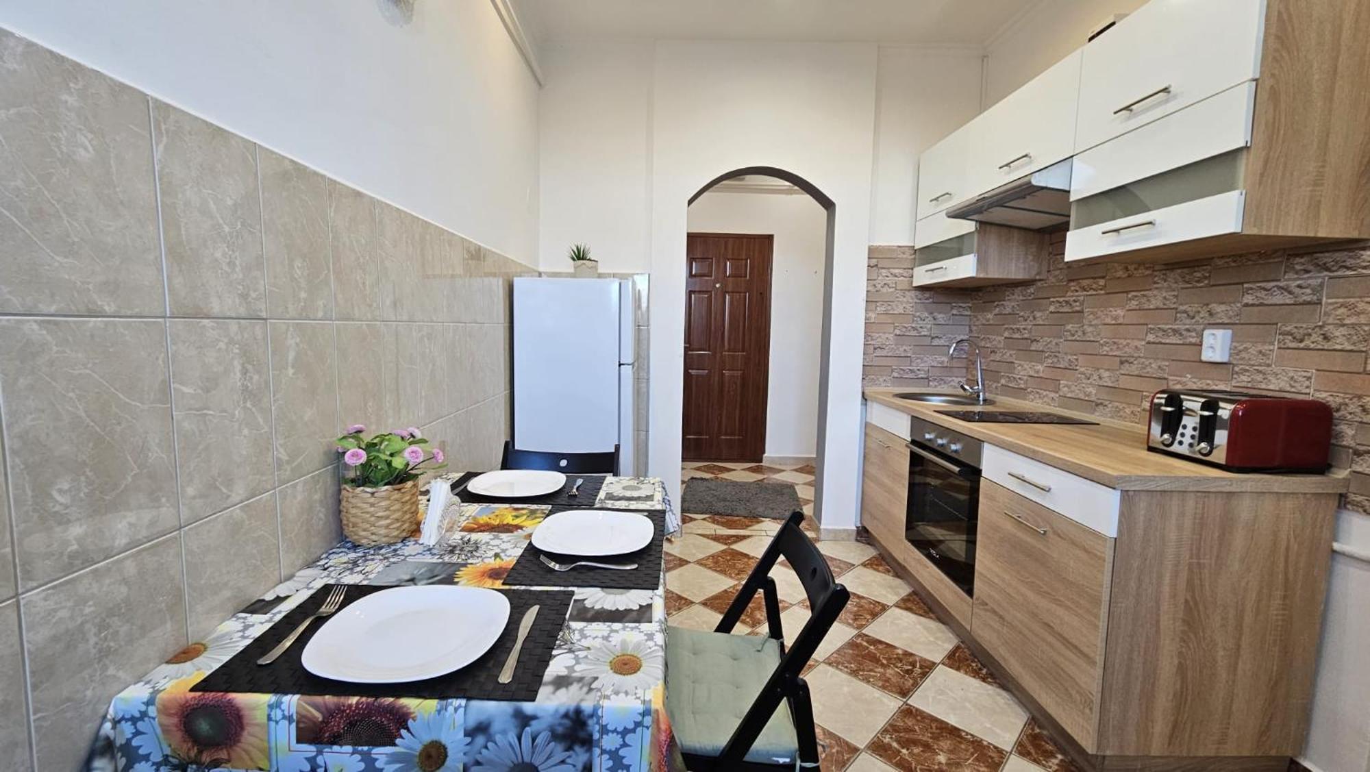 Lovely Central Apartment With Free Parking, Koezponthoz Koezeli 3 Szobas Lakas Gyor Exterior photo