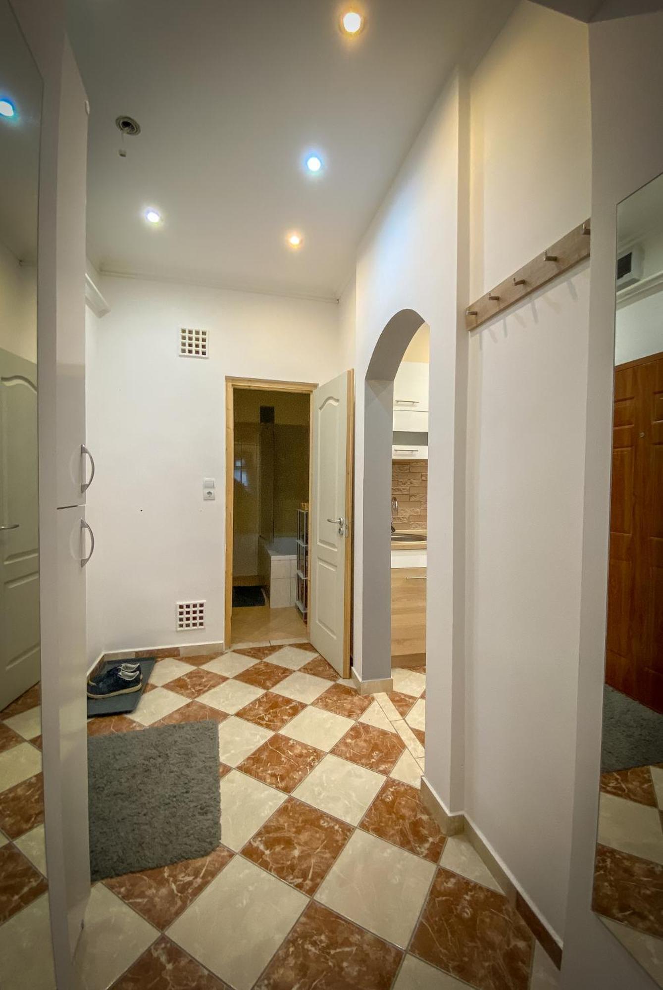 Lovely Central Apartment With Free Parking, Koezponthoz Koezeli 3 Szobas Lakas Gyor Exterior photo