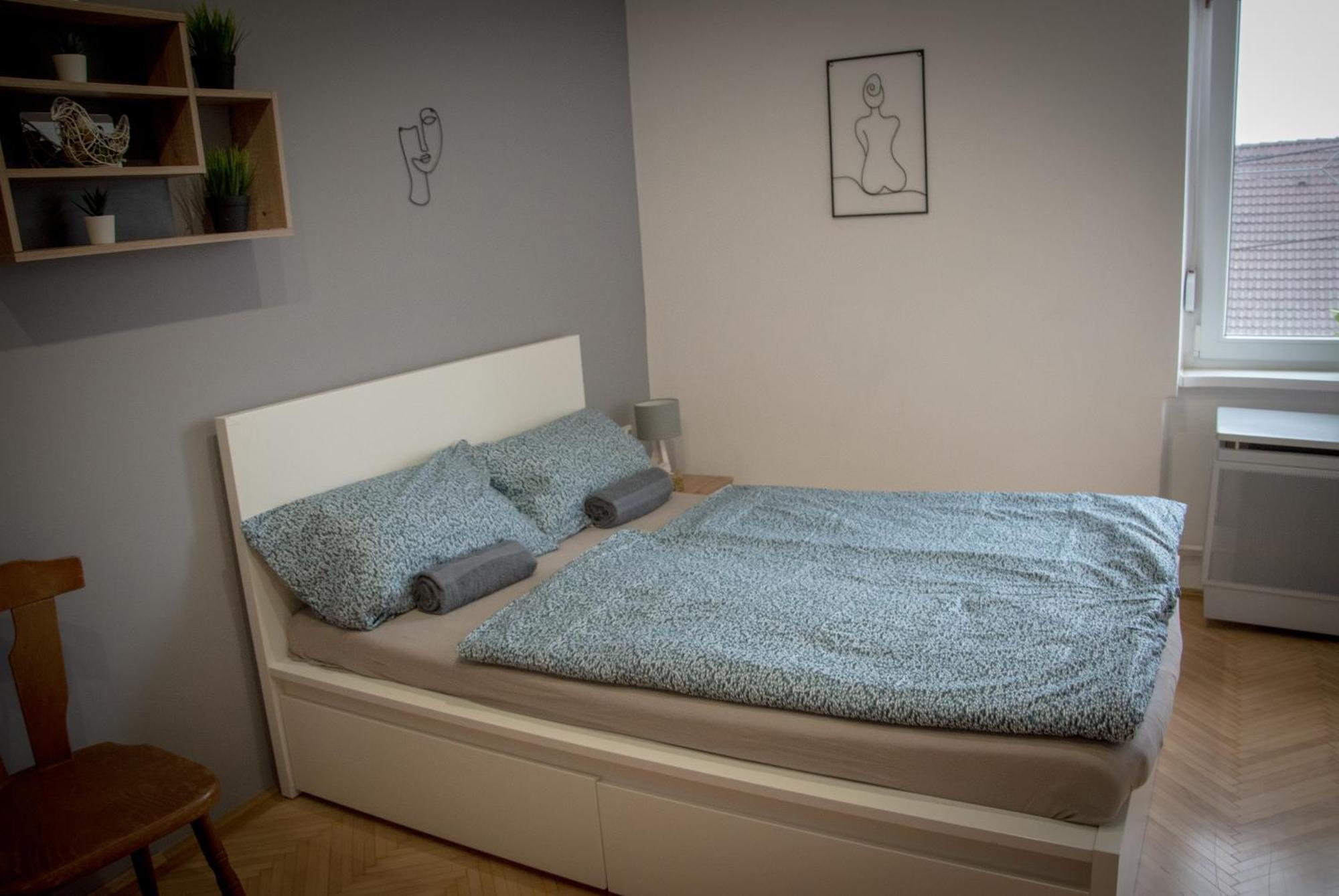 Lovely Central Apartment With Free Parking, Koezponthoz Koezeli 3 Szobas Lakas Gyor Exterior photo