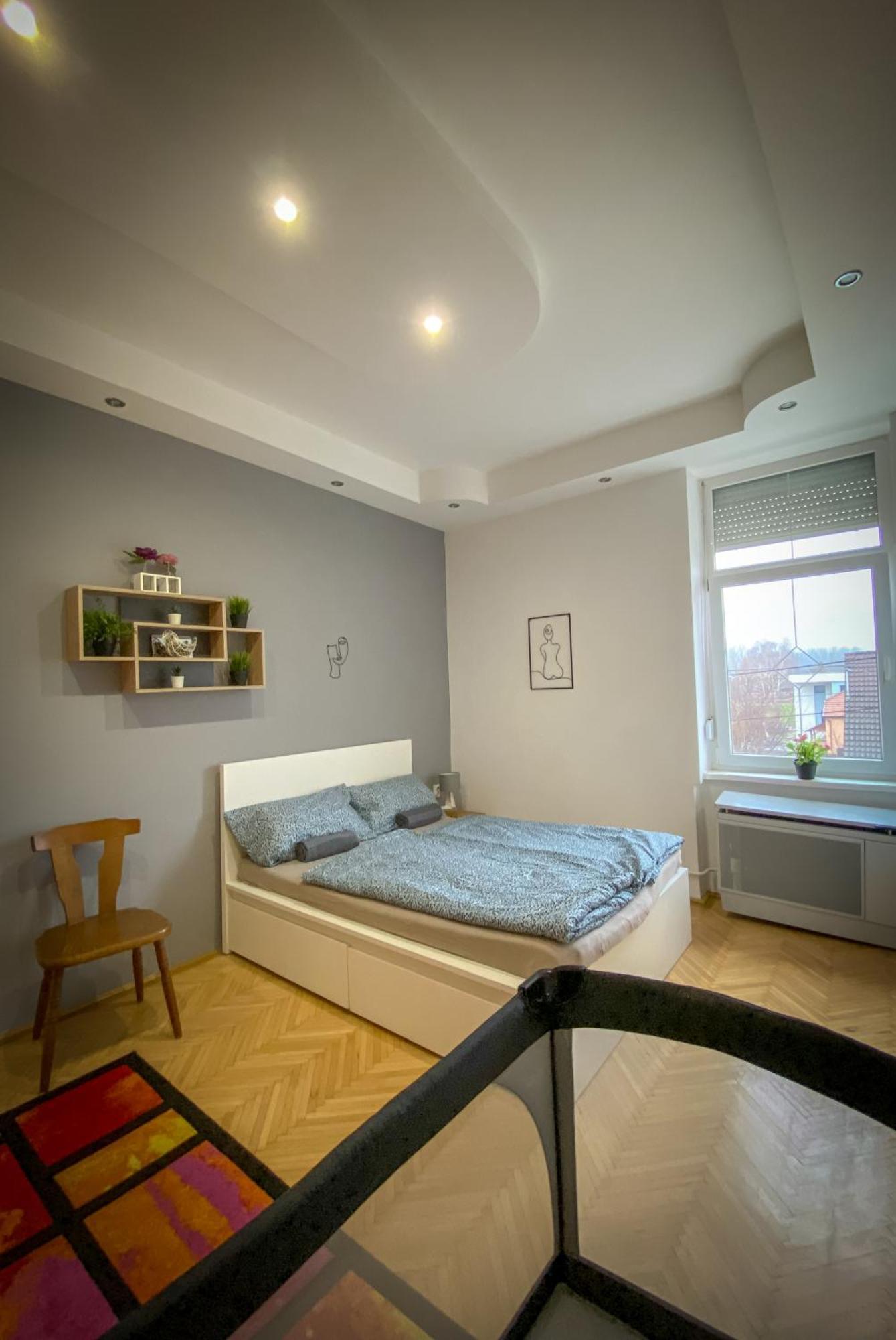 Lovely Central Apartment With Free Parking, Koezponthoz Koezeli 3 Szobas Lakas Gyor Exterior photo