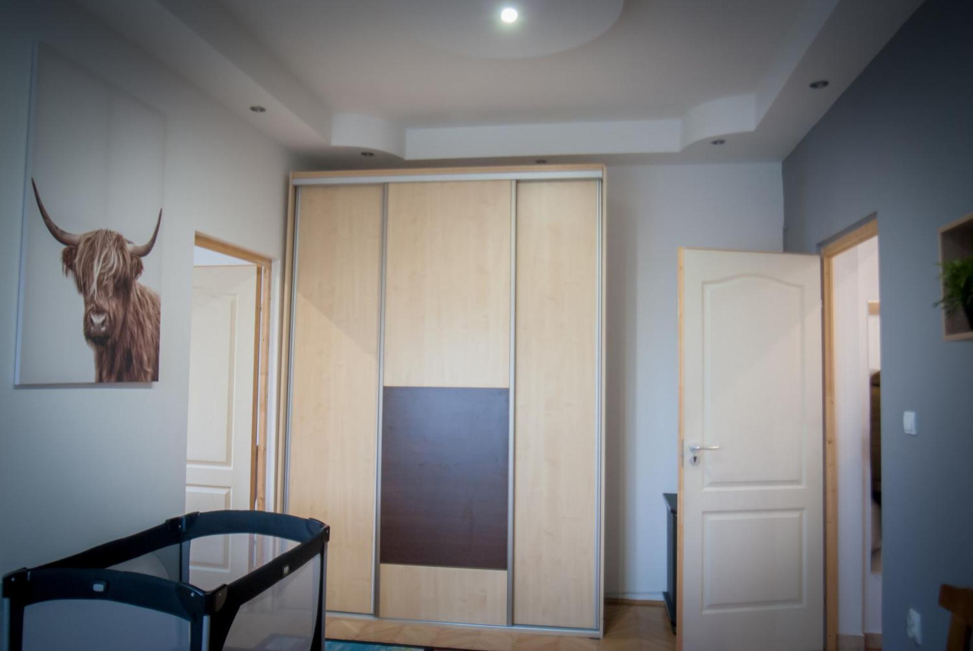 Lovely Central Apartment With Free Parking, Koezponthoz Koezeli 3 Szobas Lakas Gyor Exterior photo