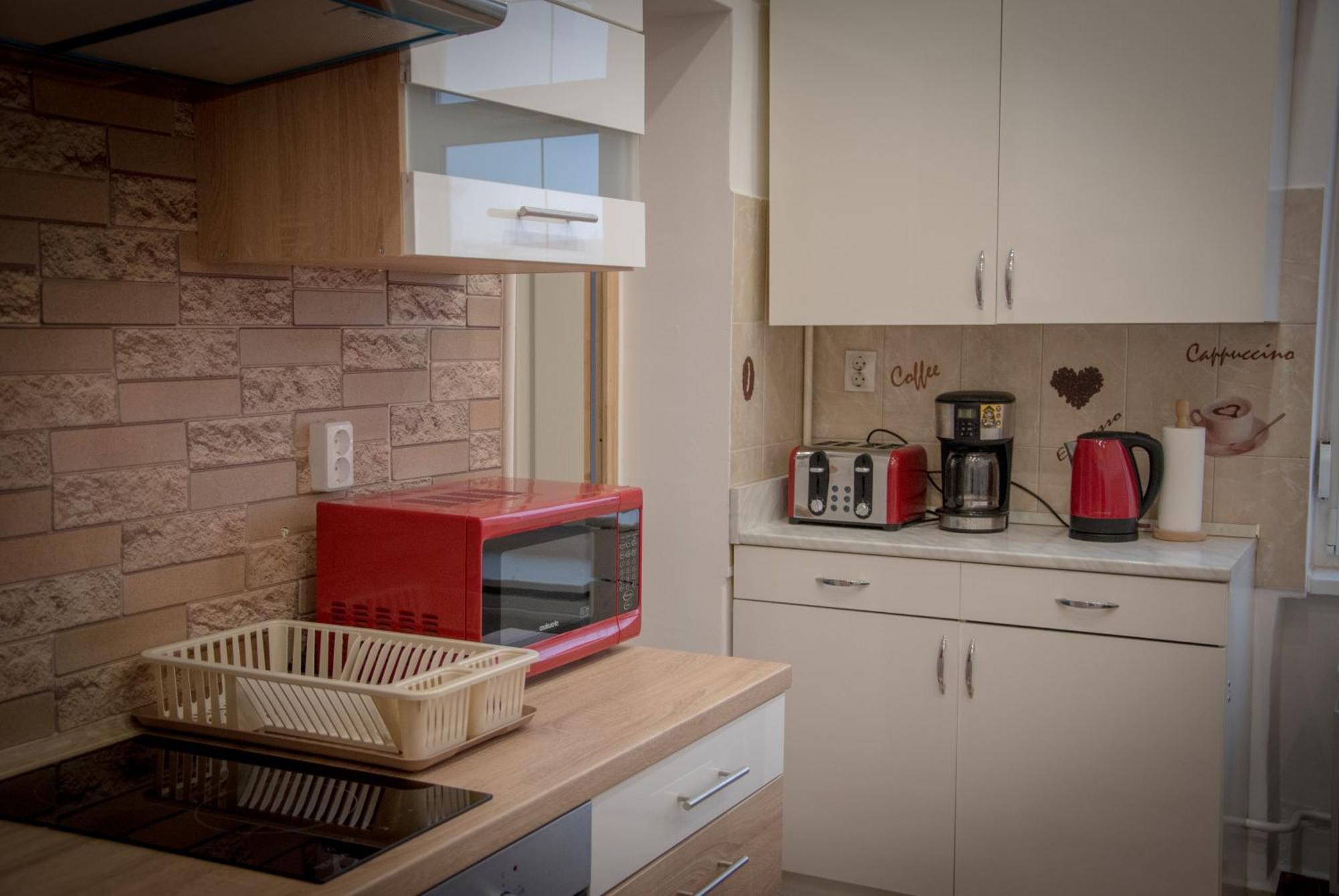 Lovely Central Apartment With Free Parking, Koezponthoz Koezeli 3 Szobas Lakas Gyor Exterior photo