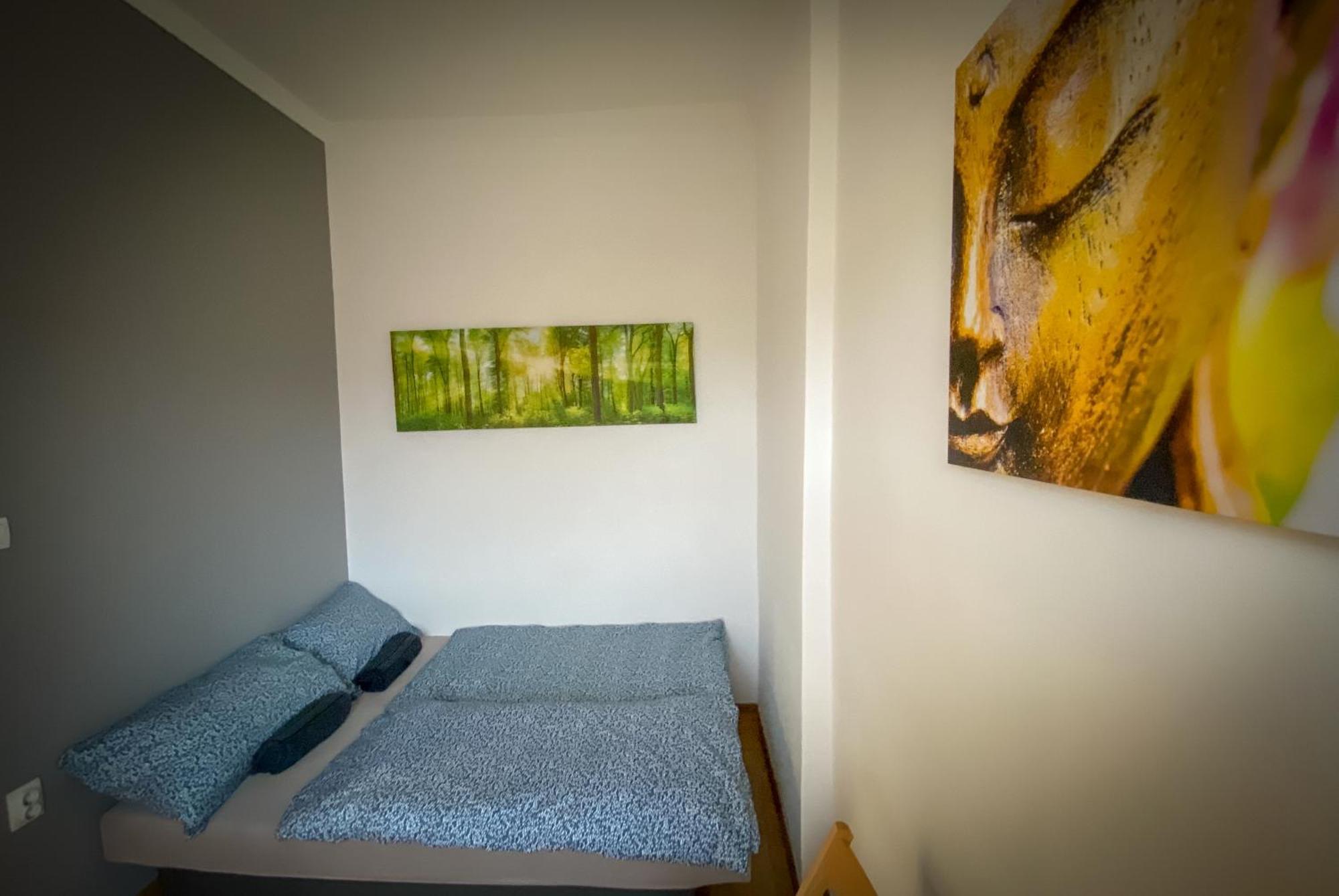 Lovely Central Apartment With Free Parking, Koezponthoz Koezeli 3 Szobas Lakas Gyor Exterior photo
